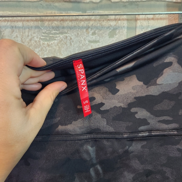 SPANX Womens Black Faux Leather Camouflage Print Shapewear Leggings Size L   EUC - Picture 6 of 15